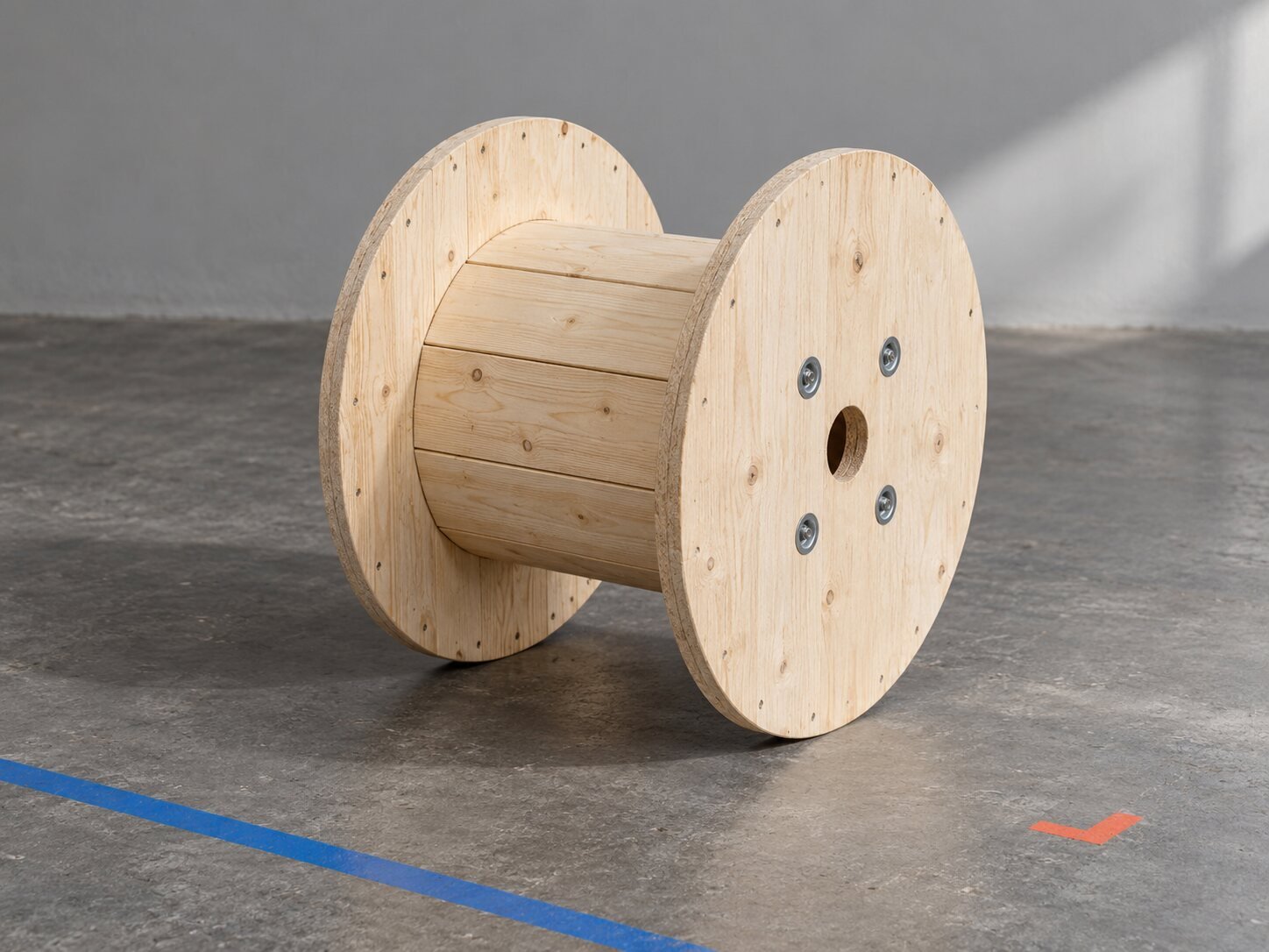 Compact wooden wire reel with circular timber flanges
